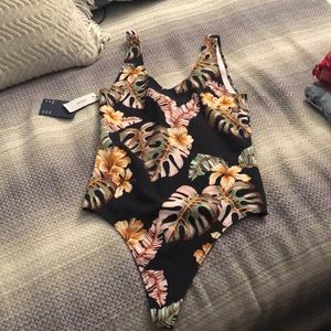 NWT-Aritzia Wilfred monsterra leaf print body suit